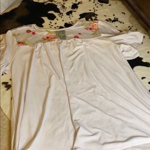 Flowy shirt with embroidered floral detail